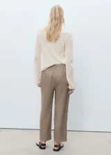Pantalón de lino color beige, de corte recto, con cintura elástica ajustable con cordón.
