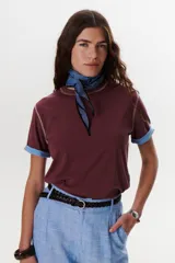 Remera blanca de manga corta con cuello redondo y detalle de costuras en contraste en cuello y mangas.