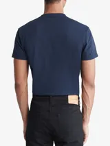 Remera azul marino de algodón, poliéster y elastano, corte slim, cuello redondo y logo de Calvin Klein bordado en el pecho.
