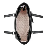 Cartera tipo tote Guess modelo Lockwood, color negro con textura saffiano, doble asa de hombro y charm colgante con estampado del logo de la marca.