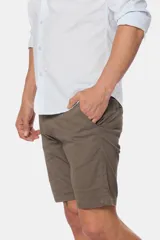 Bermuda clásica azul marino, confeccionada en algodón y spandex, cómoda y flexible.