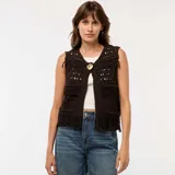 Chaleco marrón de crochet con flecos en el ruedo y cierre con botón dorado.