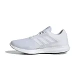 Championes Adidas Coreracer blancos, con las tres tiras características de la marca en los laterales.