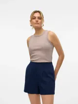 Musculosa color gris topo de tejido acanalado, corte ajustado y cuello redondo.