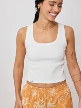 Musculosa blanca de algodón con textura acanalada.