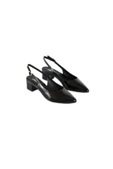 Zapato de charol negro con talón descubierto, punta fina y taco cuadrado de 4cm.