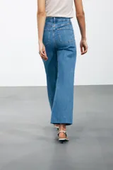 Pantalón de jean de tiro alto con trabillas en la cintura, efecto lavado y pierna ancha.