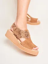 Sandalia con plataforma color marrón, confeccionada en cuero.