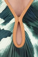 Traje de baño de una pieza con estampado abstracto en tonos verdes y blancos, escote profundo en V con abertura central y bordeado con cordón trenzado color camel.