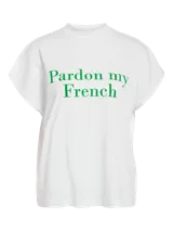 Camiseta blanca de cuello redondo y mangas cortas, con estampa verde que dice 'Pardon my French'.