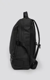 Mochila grande de color negro, confeccionada en tejido tracker waterproof. Presenta un bolsillo exterior pequeño, bolsillo principal con bolsillo interior con cierre y división para notebook. Las tiras son regulables y tanto ellas como la espalda son acolchadas.