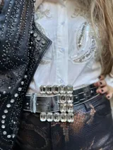 Cinto de cuero con textura de cocodrilo y hebilla decorada con strass.