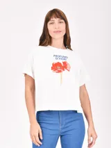 Remera blanca de corte recto con estampado de flores rojas y texto azul "PROFUMO DI FIORI".
