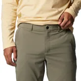 Pantalón chino color marrón claro, de corte recto, con bolsillos laterales y traseros. Confeccionado con tecnología Omni-Shield que repele la humedad y resiste las manchas. Incluye detalles de fuelle para mayor comodidad y libertad de movimiento.