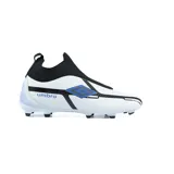 Championes de fútbol Umbro Fuzion, color blanco con detalles en negro y azul.