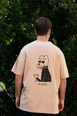 Remera celeste de algodón con estampado en la espalda de un perro con gafas de sol y un trago en la mano, con la palabra "MOOD" debajo.