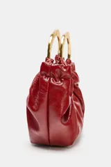 Bolso de mano rojo fruncido con doble asa metálica dorada. Incluye bolsillo interior con cierre y asa bandolera extraíble.