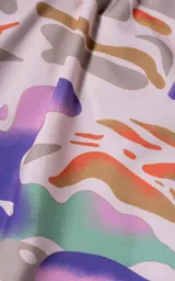 Short de baño con estampado abstracto en tonos lavanda, naranja, verde y gris.