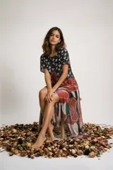 Túnica de micro tul estampada con tajos laterales.