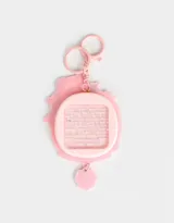 Llavero con charm de panda sobre un pop it antiestrés de color rosa, celeste y blanco.