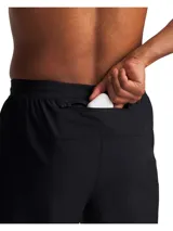 Pantalón de running negro impermeable y transpirable, con logo de la marca en gris.