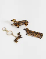 Set de accesorios para el pelo con diseño de perro salchicha en carey, incluye un peine, un broche y un llavero.