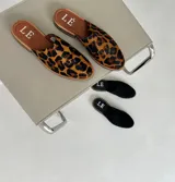 Mules con estampado animal print, forro interior color marrón y suela color caramelo.