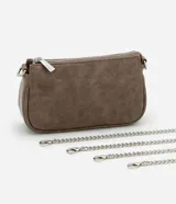 Cartera baguette color marrón con textura símil cuero, asa corta de cadena plateada y cierre superior con cremallera.