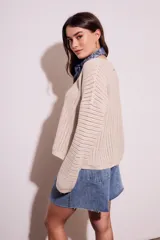 Sweater color beige de tejido de punto calado con lurex.