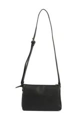 Bandolera negra con correa larga regulable y tachas plateadas en los bordes.