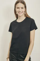 Remera negra de algodón peinado con calce al cuerpo y detalle bordado en el lateral.