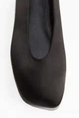 Ballerinas negras de satén elástico con punta cuadrada y forro de satén.