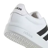 Championes Adidas Grand Court Base 3.0, color blanco con las tres tiras laterales en negro y logo Adidas en la lengüeta y el talón. Confeccionados en cuero sintético, con cordones blancos y suela de goma.
