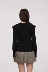 Sweater color crema de viscosa con cuello redondo y volados en los hombros.