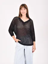 Buzo de tejido de punto calado color negro, con escote en V y mangas 3/4.