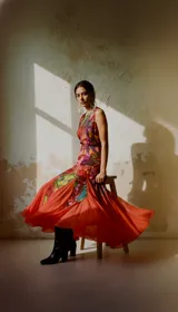 Falda midi con estampado multicolor y paneles de tela lisa color naranja en los laterales.