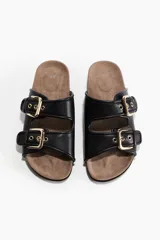 Sandalias negras con dos tiras ajustables con hebillas doradas. Plantilla color café y suela con diseño.