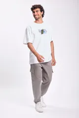 Pantalón deportivo tipo jogger color gris con bolsillos cargo laterales y tobillos ajustados.