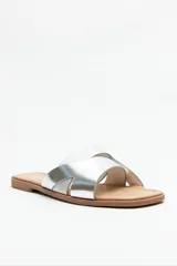 Sandalias bajas plateadas con tiras anchas cruzadas en el empeine y suela plana color marrón.