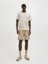 Short chino color beige de fit relajado con tiro semi caído. Cintura con cierre de cremallera y cordón ajustable. Bolsillos delanteros y traseros. Confeccionado en tejido canvas de algodón y lino.