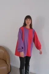 Buzo de mangas largas con diseño de bloques de color en marrón, gris y beige.