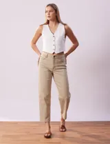 Jean recto color beige, marca Djeans, con tres bolsillos delanteros y dos traseros.