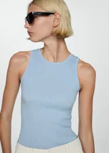 Top rosa de punto canalé con cuello redondo y sin mangas.