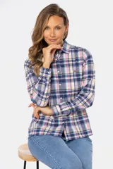 Camisa de algodón a cuadros con dos bolsillos en el pecho, botones a presión y spandex.