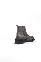 Botas cortas de cuero negro con suela track, puntera redondeada y cierre lateral.