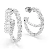 Aros tipo argolla con forma de corazón abierto, con circonitas Swarovski transparentes engarzadas en talla baguette y baño de rodio.