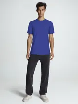 Remera azul de algodón con cuello redondo y logo Calvin Klein Jeans bordado en el pecho.