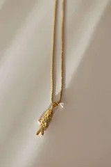 Collar dorado con cadena fina y dije de sardina con detalle de perla colgante.