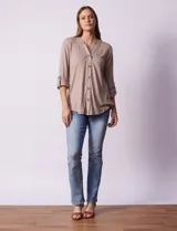 Blusa blanca texturizada marca Ninety, con cuello a la base, escote en V, abertura central con botones, bolsillo delantero y mangas tres cuartos regulables con presilla y botón.