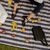 Zapato de cuero vacuno color negro con textura croco, con talón cubierto, pulsera con hebilla y taco de madera forrado en cuero.